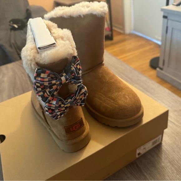 New with box Ugg Bailey Bow checkered, chestnut size 7. - Picture 9 of 11